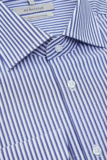 Белая сорочку в голубую полоску