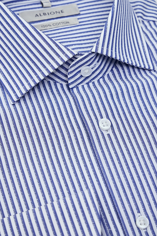 Белая сорочку в голубую полоску