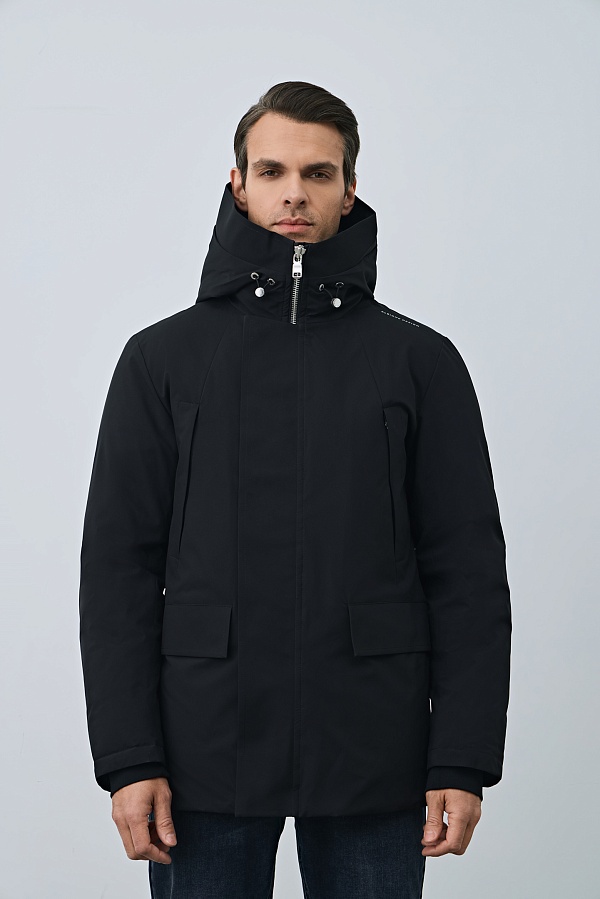 Черная куртка с капюшоном