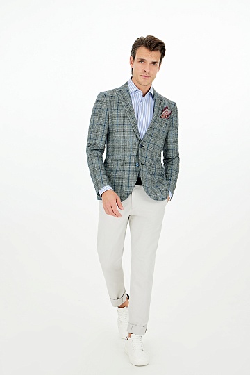 Серый пиджак в черную, белую и голубую клетку