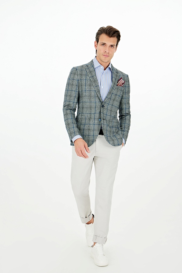 Серый пиджак в черную, белую и голубую клетку