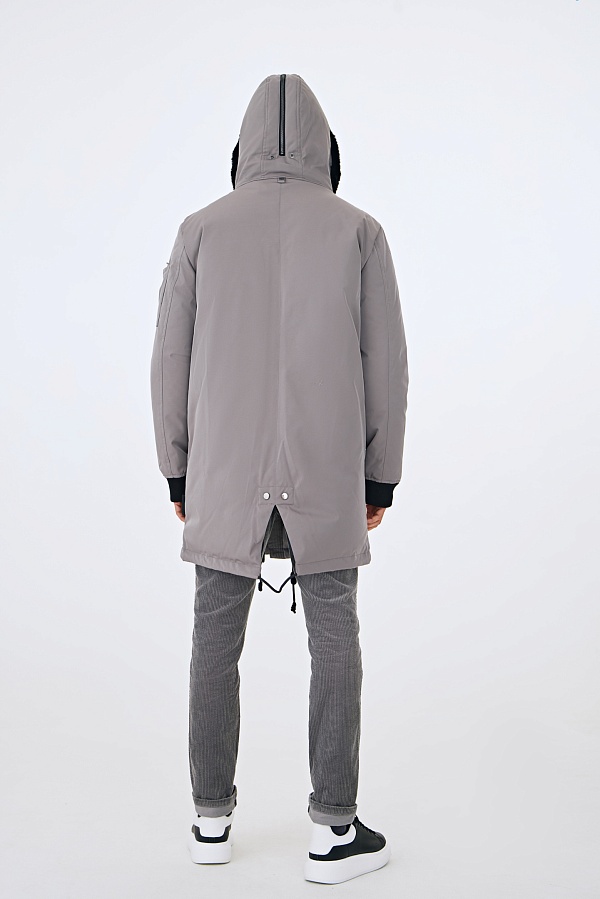 Светло-серая пуховая парка с мехом