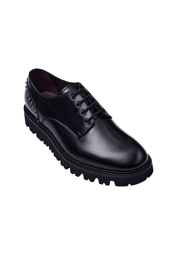 Черные ботинки с шипами