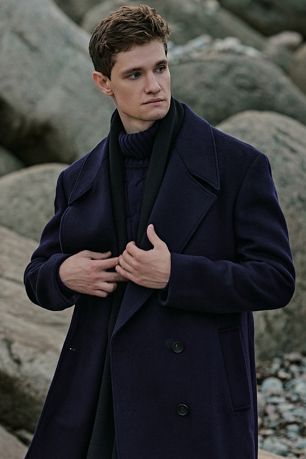 Двубортное темно-синее пальто