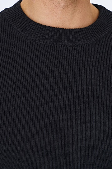 Черный джемпер с рваным эффектом