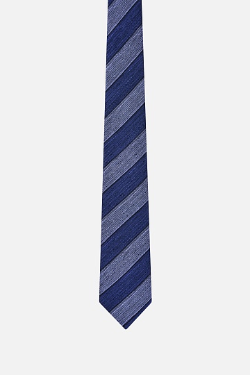 Синий галстук в крупную полоску