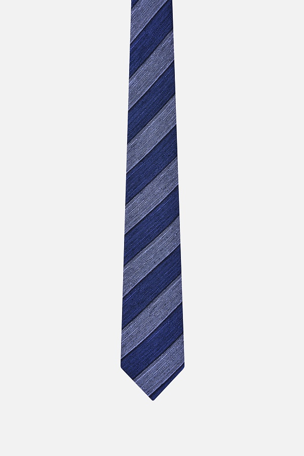 Синий галстук в крупную полоску