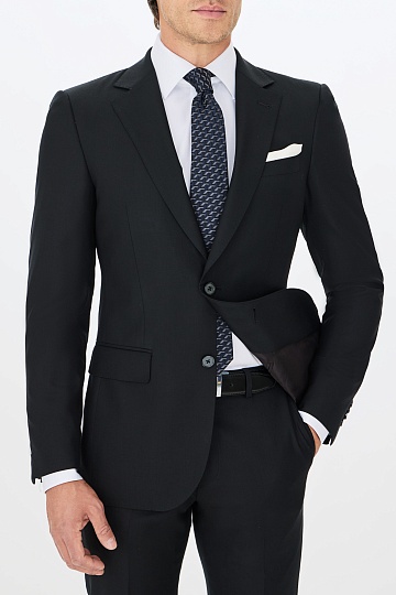 Черный однотонный костюм