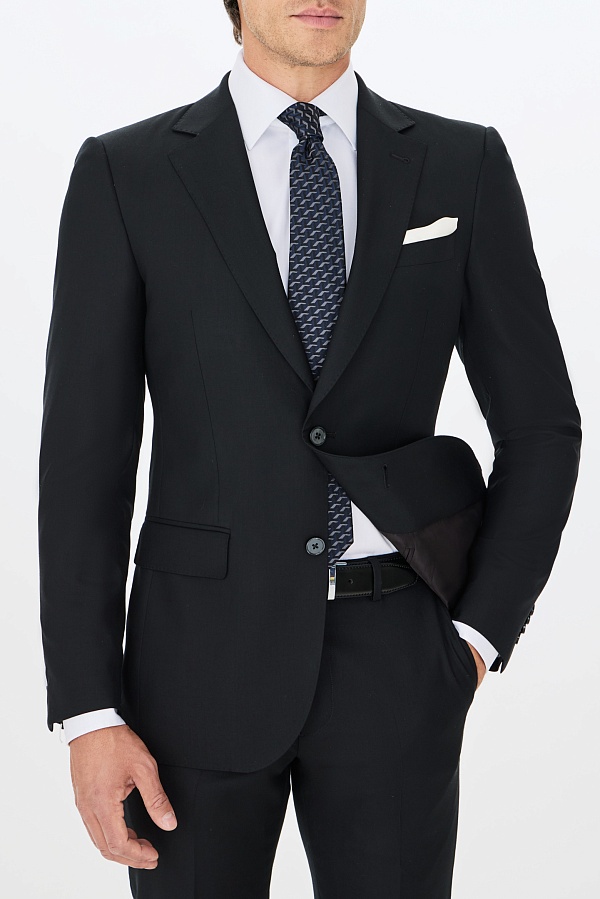 Черный однотонный костюм