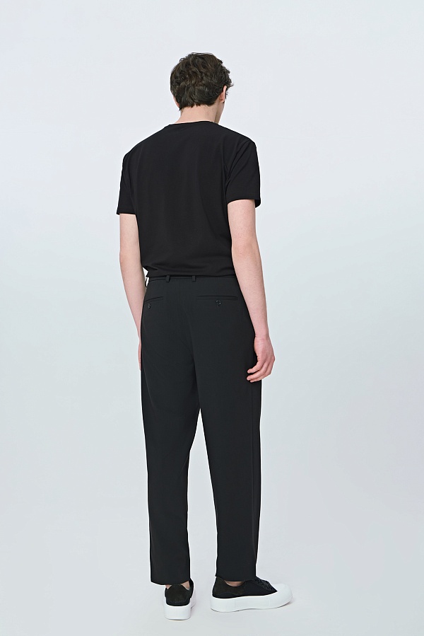 Черные брюки на шнурке