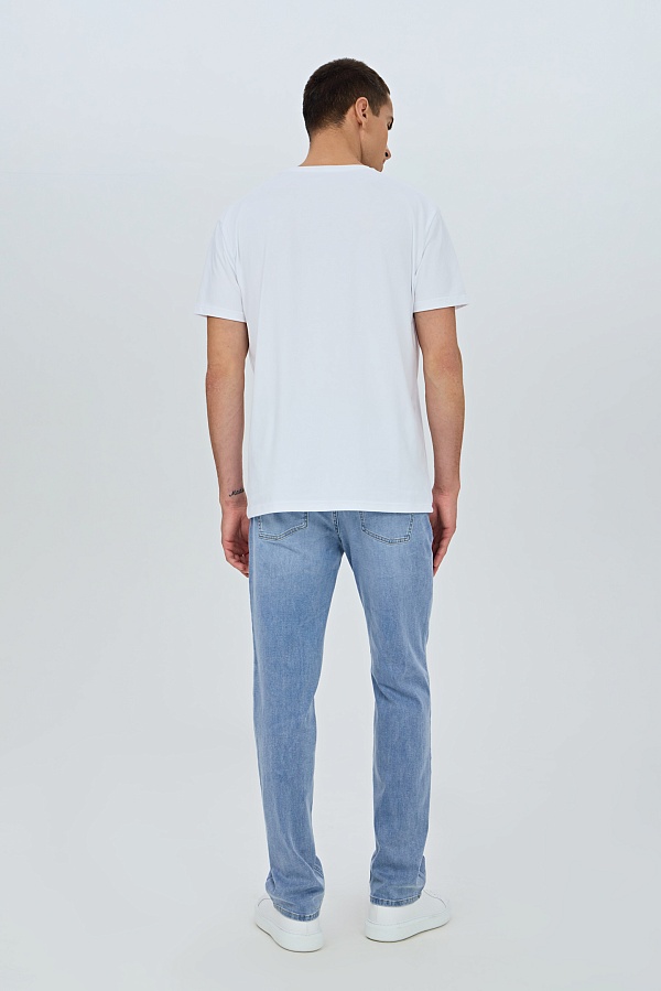 Голубые прямые джинсы