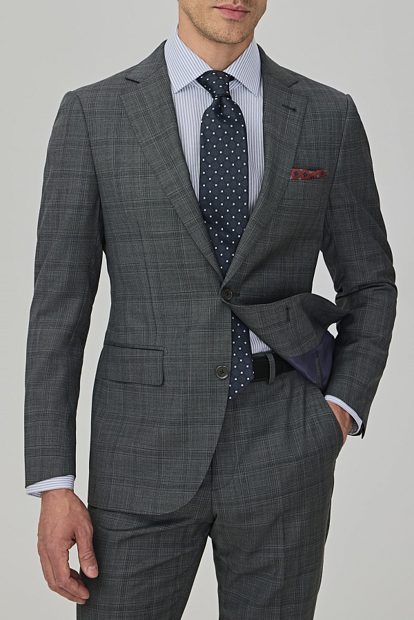 Серый костюм в клетку