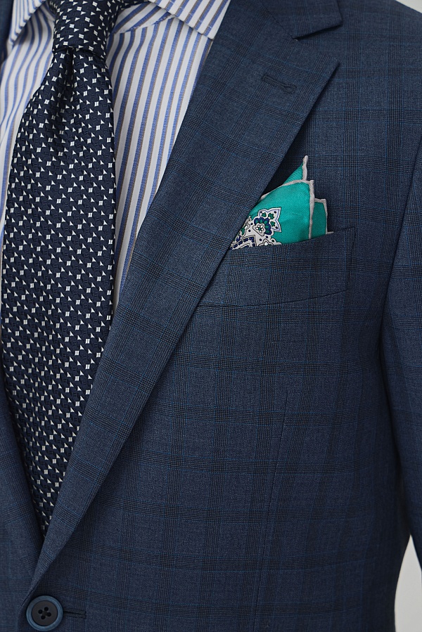 Серо-синий костюм в широкую клетку