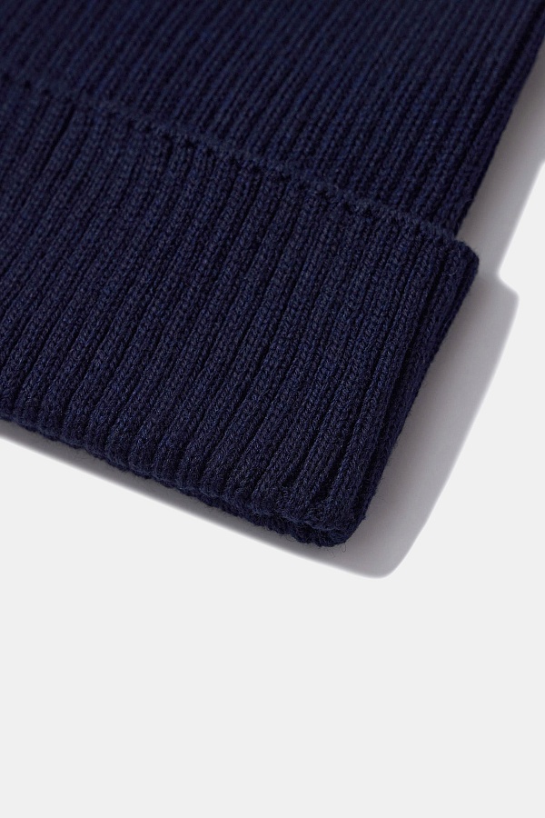 Темно-синяя шапка с отворотом