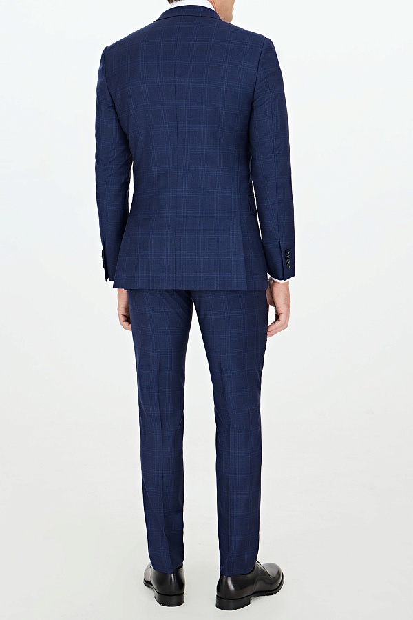Темно-синий костюм в крупную клетку