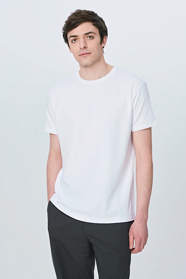 Однотонная белая футболка