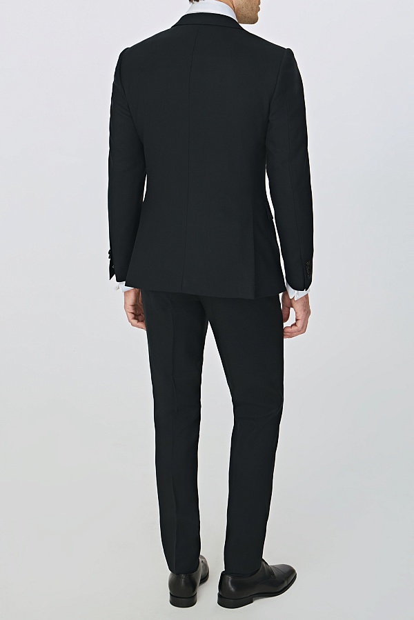 Черный костюм-смокинг с узкими лацканами