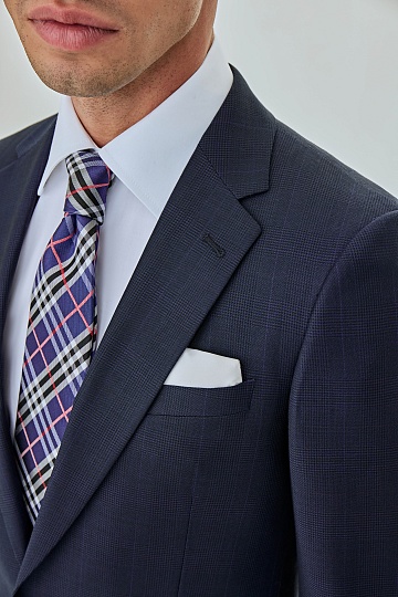 Синий костюм в тонкую синюю клетку