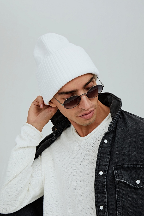 Белая шапка с отворотом