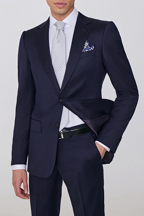 Темно-синий однотонный костюм