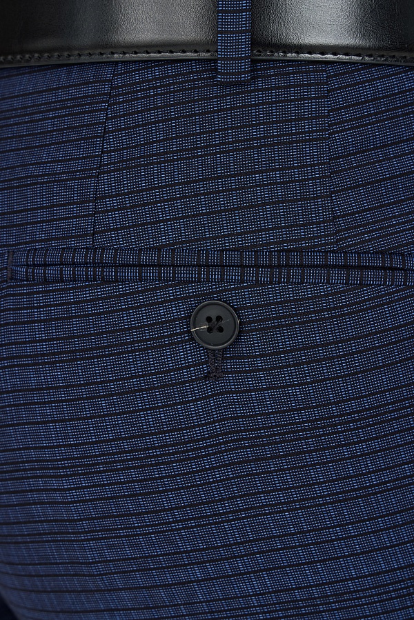 Темно-синие брюки в черную горизонтальную полоску